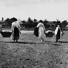 Women taking food to the troop train at Helidon, WWI, State Library of Queensland.
